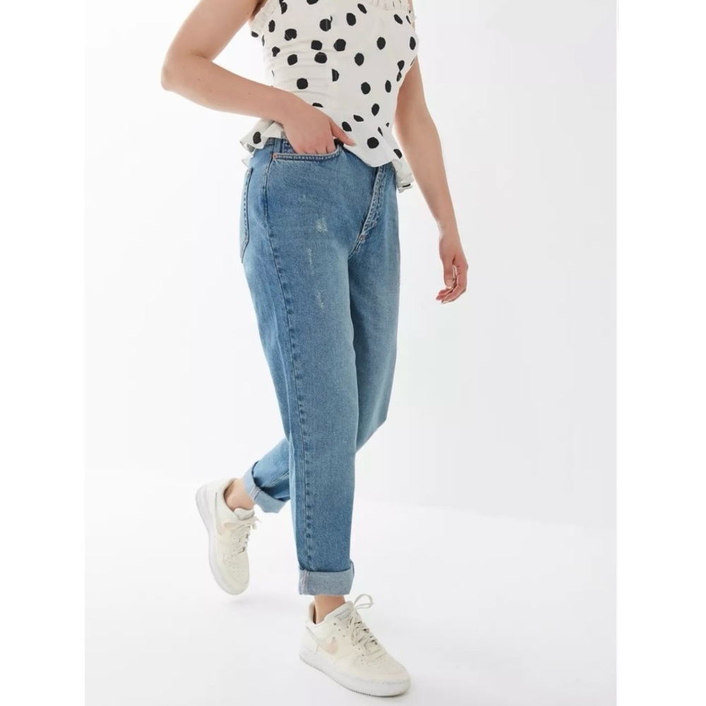 Urban Outfitters BDG High-Waisted Mom Jean in Tinted Denim Light Wash size 27